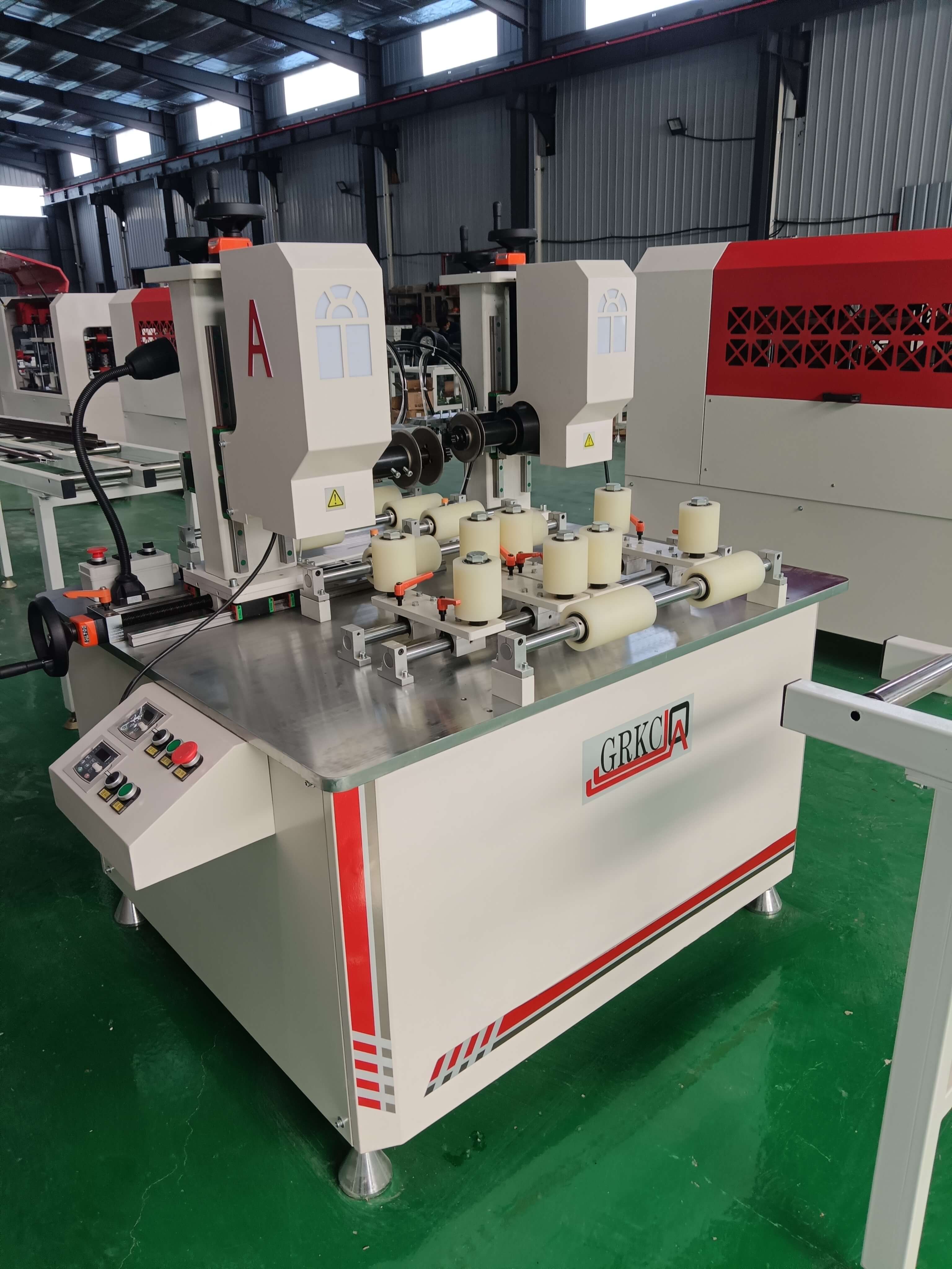 斷橋鋁開(kāi)齒穿條設(shè)備概述